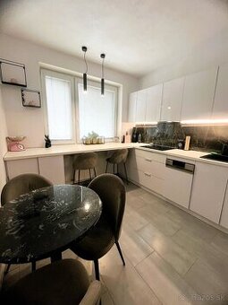 Luxusný, štýlový, zariadený 2 izbový byt s balkónom, Levice