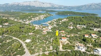 Stavebný pozemok v Lumbarde 706 m² – len 300 m od mora