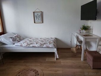 Biela drevená posteľ s matracom a roštom