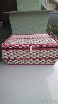Predám truhlicu-šperkovnicu, RETRO posteľné prádlo,nožnice,