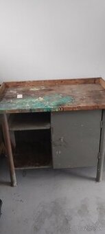 Predám ponk, plechovú skriňu a motor s prevod. k mlynčeku