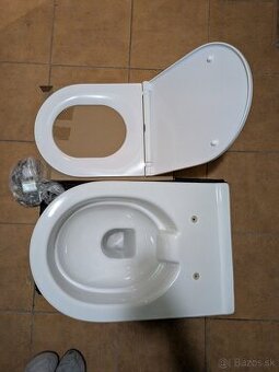 Závesné wc s doskou