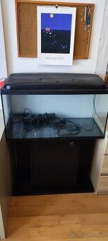 skrinka s akváriom