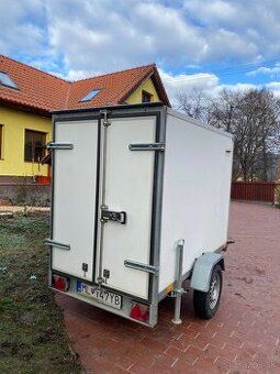 Skriňový prívesný vozík