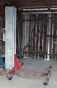 VYMENÍM jednostlpovy zdvihák Top stroj 2000kg dlho nepoužíva