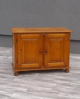 Komoda z borovicového dreva.