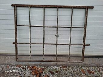 Stare kované zelezne kovove okno retro vintage