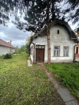 Predaj pozemok so starším 2 iz. RD v Bernolákove