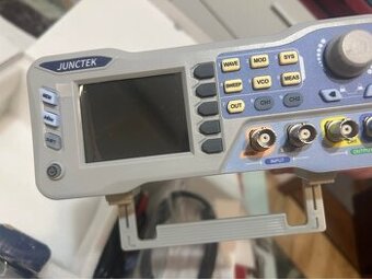 Dvojkanalový funkčný generátor signálov