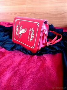 Červená kabelka v tvare knihy