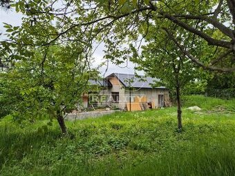 Pozemok 1 093 m2 so starším domom - Nitrianske Pravno,...