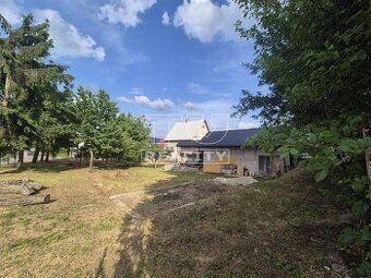 Pozemok 1 093 m2 so starším domom - Nitrianske Pravno,...