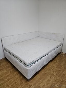 Biela rohová posteľ s matracom a rostom 140cmx200cm