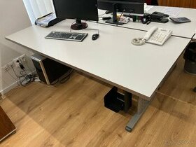 Kvalitný kancelársky stôly laminovaným povrchom, ABS hranami