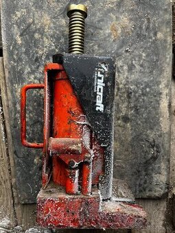 Hydraulicky zdvihak.