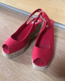 Červené retro sandále