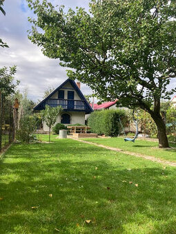 Chatka priamo pri Váhu