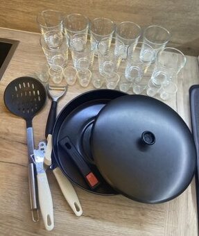 Sada pohárov a kuchynské príslušenstvo