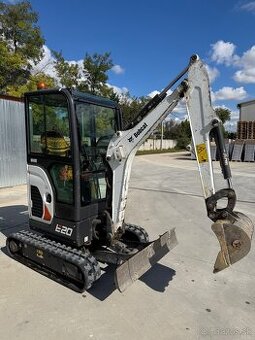 Predám garážovaný báger Bobcat E20, prvý majiteľ. TOP STAV