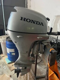 Predám lodny motor Honda 20Hp