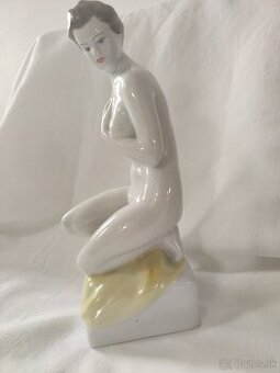 Soška Akt dívka- Hollóháza - Maďarsko,TOP stav - 1