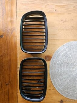 Predám grill,ladvinky, mriežky na e39