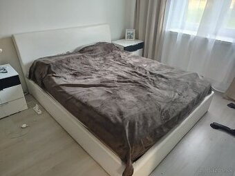 Posteľ 160200 a 2 nočné stolíky