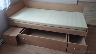 Masívna posteľ s nočním stolíkom a uložním priestorom