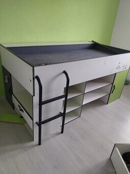 Postel a skriňa