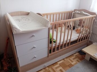 Postieľka s prebaľovacim pultom
