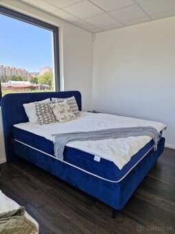 Masívna boxspring posteľ s matracmi a roštami – zn. SANAS