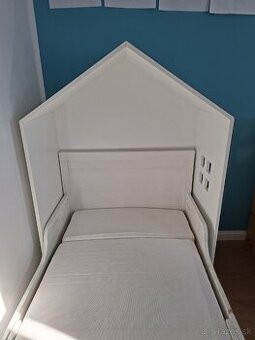 Rastúca posteľ + domček