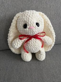 Háčkovaný smotanový zajačik