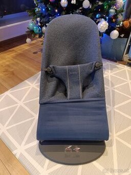 Lehátko Babybjorn s hračkou