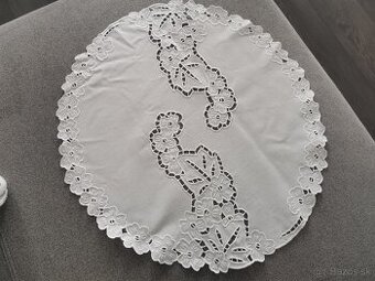 Okrúhly vyšívaný obrus
