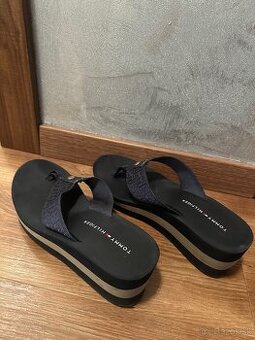 Tommy Hilfiger slapky