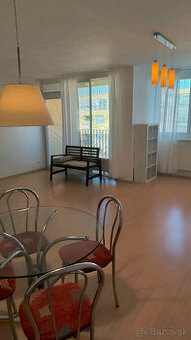 Na prenájom priestranný 2i byt s loggiou, 62m2,parkov.státie