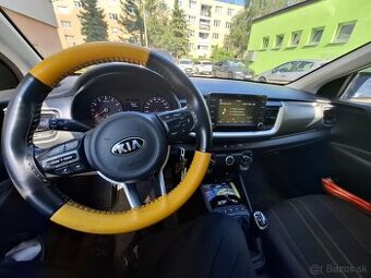 Kia stonic gold