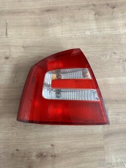 Škoda octavia 2 zadné ľavé svetlo sedan