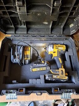 Dewalt rázova utahovačka, skrutkovač, baterky a nabíjačka