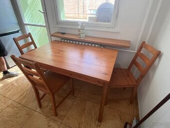 stôl a stoličky IKEA