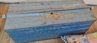 Retro kufor na náradie