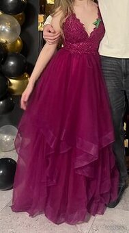 Raz oblečené šaty na stužkovu