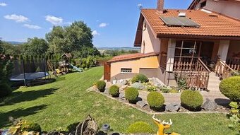 Rodinný dom s veľkou záhradou, terasou a galériou