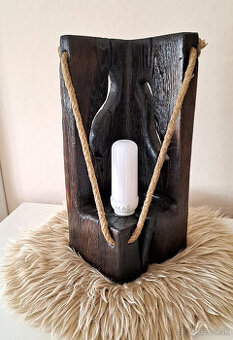 Drevená stolná lampa zo starého trámu