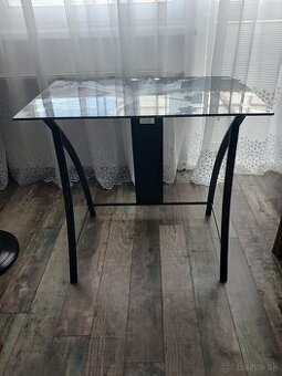 Sklenený stolík