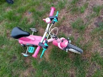 Dievčenský bicykel s pomocným kolesami