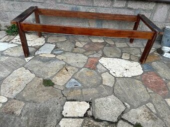 Veľký drevený konferenčný stolík