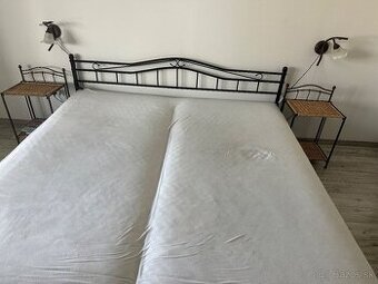 Postel s matracmi, nocné stolíky, lampy
