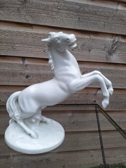 Starozitni porcelanovy konik